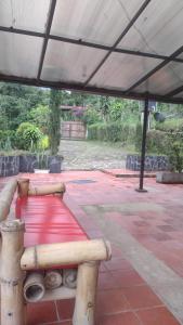 Rõdu või terrass majutusasutuses Finca exclusividad familiar o grupo de amigos capacidad hasta 12 personas calles en placa huella, caminata ecológica