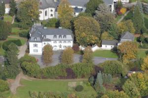 una vista aerea di una grande casa bianca di Gästehaus im Schlosspark 