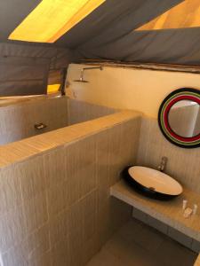 ein Bad mit einem WC und einem Spiegel in der Unterkunft Eco Mara Tented Camp in Ololaimutiek
