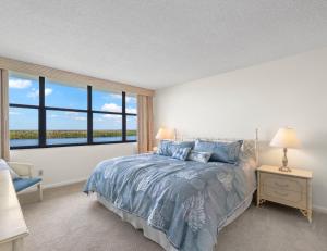 - une chambre avec un lit et une grande fenêtre dans l'établissement Palms Of Bay Beach 4f, à Fort Myers Beach