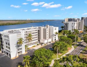 - une vue aérienne sur un complexe avec une rivière et des bâtiments dans l'établissement Palms Of Bay Beach 4f, à Fort Myers Beach