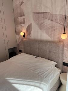 ポゴジェリツァにあるSea View Pogorzelica Szeroka Spokojna Plaża z widokiem na morzeの白いベッドが備わるベッドルーム1室(壁付)