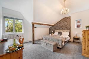 1 dormitorio con 1 cama y escritorio en una habitación en Pass the Keys Gorgeous 4 Bed House - Sleeps 6, en Mánchester