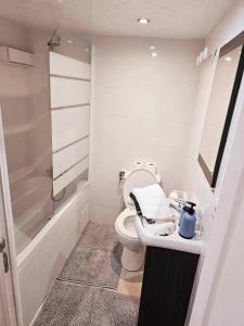 Ένα μπάνιο στο Appartement Neuf Orsay Le Guichet, proche des écoles Paris Saclay