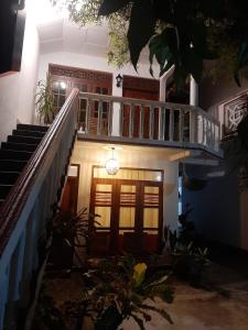 una casa con una escalera que conduce a la puerta principal en Royal Villa, en Ahangama