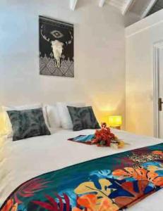 - une chambre dotée d'un lit avec une photo de vache sur le mur dans l'établissement *Secret Sand* Cheerfull Town beach house villa, à La Baie-Orientale 6 autres photos