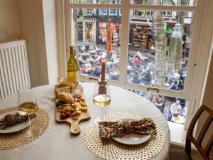 a table with two glasses of wine and food on it at Georgia's Bathhouse in Breda +9 photos