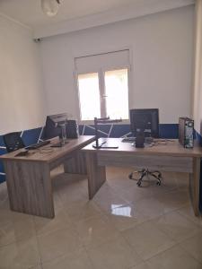 een kantoor met twee bureaus met computers erop bij centre d'affaire in Zemmour Touirza
