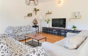 Il comprend un salon avec des canapés et une télévision à écran plat. dans l'établissement Amazing Apartment In Kasic With Wifi, à Kašić
