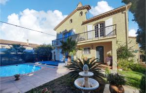 Villa con piscina y casa en Amazing Home In Agde With Wi-fi, en Agde