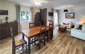 sala de estar con mesa de madera y sofá en Amazing Home In Agde With Wi-fi, en Agde