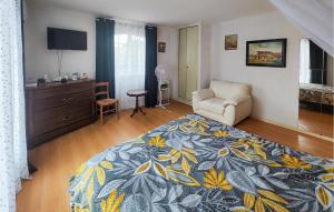 1 dormitorio con 1 cama, 1 sofá y 1 silla en Amazing Home In Agde With Wi-fi, en Agde