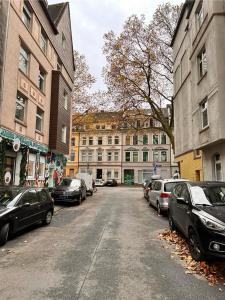 une rue de la ville avec des voitures garées dans la rue dans l'établissement Geräumige Wohnung Dortmund City, à Dortmund
