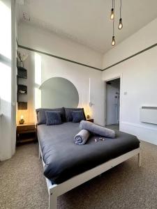 Posteľ alebo postele v izbe v ubytovaní Central / Balcony/ Board Games / Bath tub
