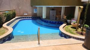 una gran piscina en medio de un edificio en Prive das Thermas - 301B, en Caldas Novas