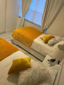Charming 2-Room Oasis - Miami房間的床