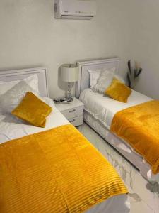 En eller flere senge i et værelse på Charming 2-Room Oasis - Miami