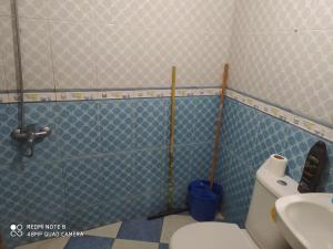 La salle de bains est pourvue de toilettes et d'un lavabo. dans l'établissement Chambre dans un appartement ensoleillé, à Tanger