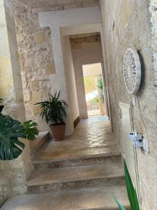przedpokój domu ze schodami i wentylatorem w obiekcie LuLeccio w mieście Lecce