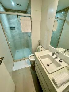 uma casa de banho com um lavatório, um WC e um chuveiro em Suite privativa na Barra da Tijuca, RJ - Neolink Stay no Rio de Janeiro