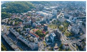 una vista aérea de una ciudad con edificios altos en FRIENDS House - Central Station, en Brasov