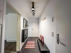 a hallway with a couch and a television in a room at Blickpunkt : Bad Zwischenahn / Oldenburg in Bad Zwischenahn