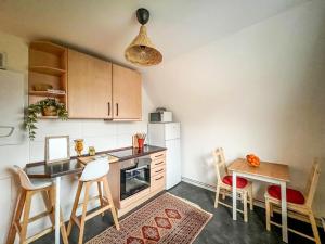 a small kitchen with a table and chairs and a table and a kitchen with at Blickpunkt : Bad Zwischenahn / Oldenburg in Bad Zwischenahn