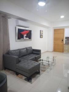 a living room with a couch and a table at El mejor apartamento cerca de la playa de Boca Chica in Boca Chica