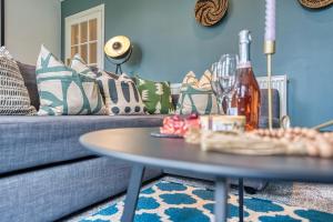 a living room with a couch and a table at 2 Bed Stylish Spacious Apt -Sleeps 6 Central Cheltenham, with Free Parking - By Blue Puffin Stays in Cheltenham