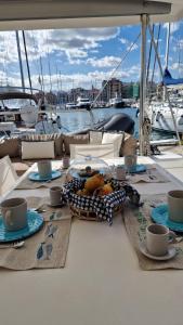una mesa con un bol de fruta en un barco en Magnolia House Boat, en Palermo