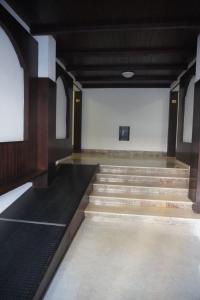 pusty pokój ze schodami w budynku w obiekcie Ostia Sunset w mieście Lido di Ostia