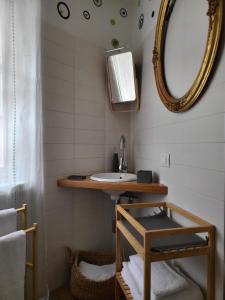 La salle de bains est pourvue d'un lavabo et d'un miroir. dans l'établissement La Casa dei Turchi, à Rovereto
