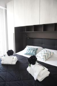 sypialnia z łóżkiem z ręcznikami w obiekcie Ostia Sunset w mieście Lido di Ostia