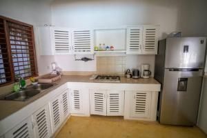 Kuchyň nebo kuchyňský kout v ubytování Adorable villa caribéenne à 300 mètres de la plage