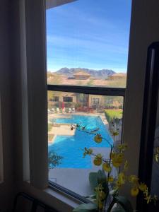 een raam met uitzicht op een zwembad bij 5 Star Resort Living Grayhawk Scottsdale in Scottsdale