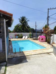 uma piscina no quintal de uma casa em Casa Alto da Boa Vista - 3 quartos em Araruama