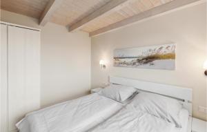 1 Bedroom Lovely Home In Dagebll tesisinde bir odada yatak veya yataklar