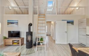 ダゲビュルにある1 Bedroom Lovely Home In Dagebllのロフトを改装した客室で、はしごと暖炉が備わります。
