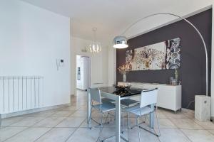 ein Esszimmer mit einem Tisch und Stühlen in der Unterkunft Casa Arditi - Lecce Selection in Lecce