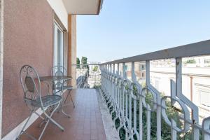 einen Balkon mit einem Tisch und Stühlen auf einem Gebäude in der Unterkunft Casa Arditi - Lecce Selection in Lecce