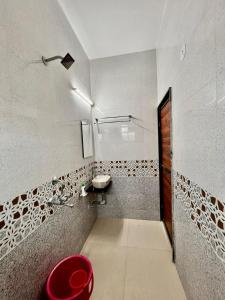 5bhk- Nature Villa في لونافالا: حمام فيه مغسلة ومرحاض