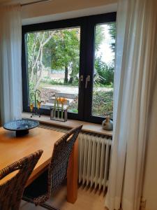 einem Esstisch mit 2 Stühlen und einem Fenster in der Unterkunft Ruhepol in Villingen-Schwenningen