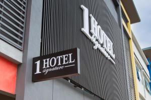 un cartello hotel sul lato di un edificio di 1 Hotel Signature a Port Dickson