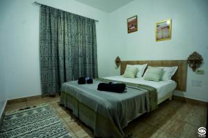- une chambre d'hôtel avec 2 lits dans l'établissement Dar Barka, à Kebili
