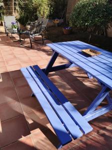 una mesa de picnic azul sentada en un patio en Le petit havre de Paix, en Toulon