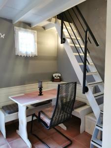 escritorio y silla en una habitación con escalera en Le petit havre de Paix, en Toulon
