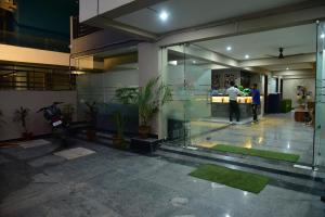 un vestíbulo de un edificio con gente de pie en él en Hotel Wedlock Premium Medanta en Gurgaon