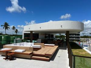 嘎林海斯港的住宿－Porto Beach Resort - Makia Beach Experience，屋顶上设有热水浴池的建筑