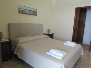 una camera da letto con 2 asciugamani bianchi su un letto di Casa Vacanze Il Libeccio a Positano