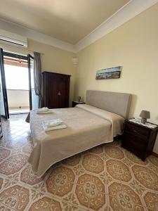 una camera da letto con un letto grande con due asciugamani sopra di Casa Vacanze Il Libeccio a Positano